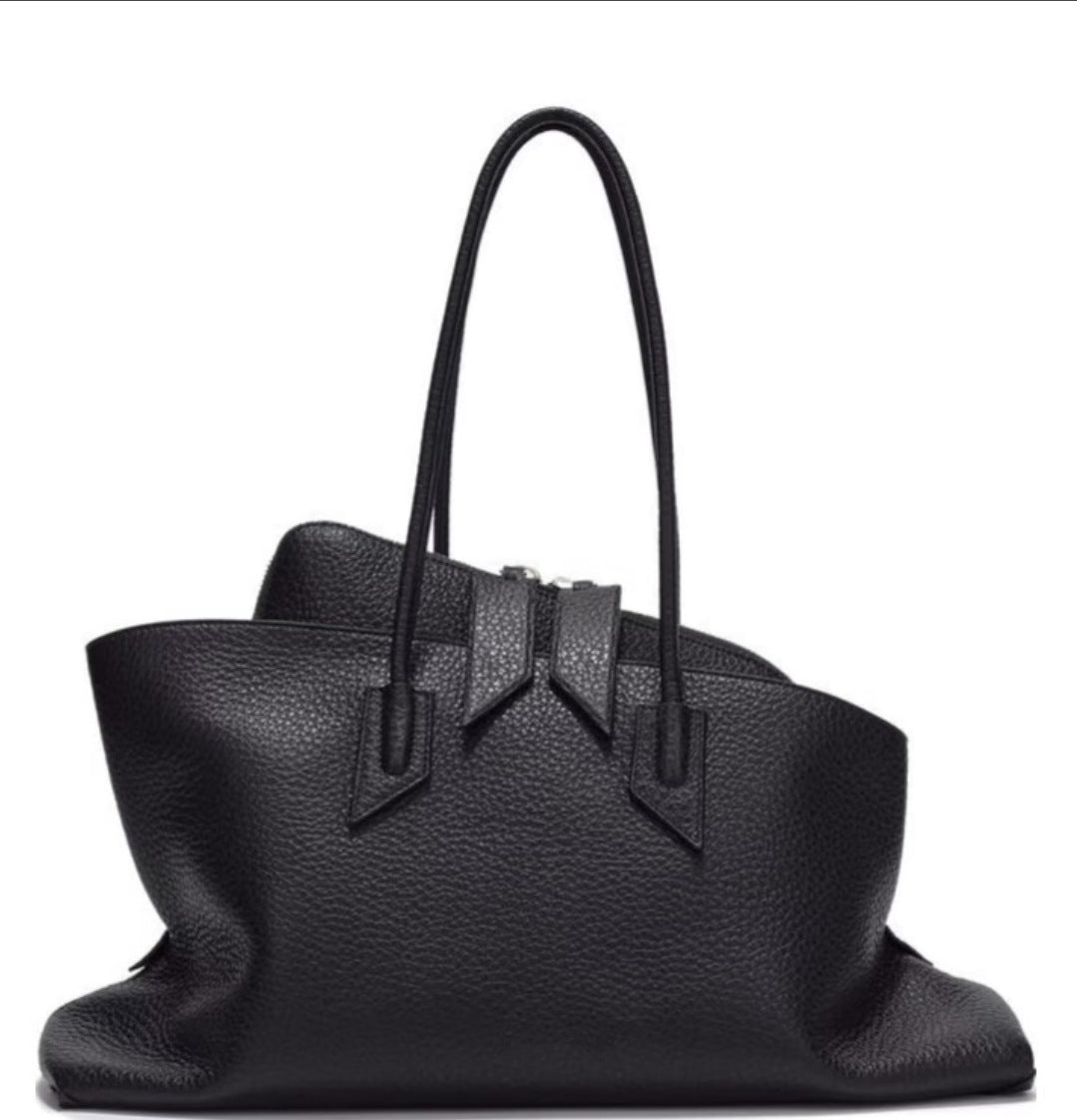 [Full leather inside and outside] the A* top layer cowhide La Passeggiata irregular one-shoulder handbag for women
