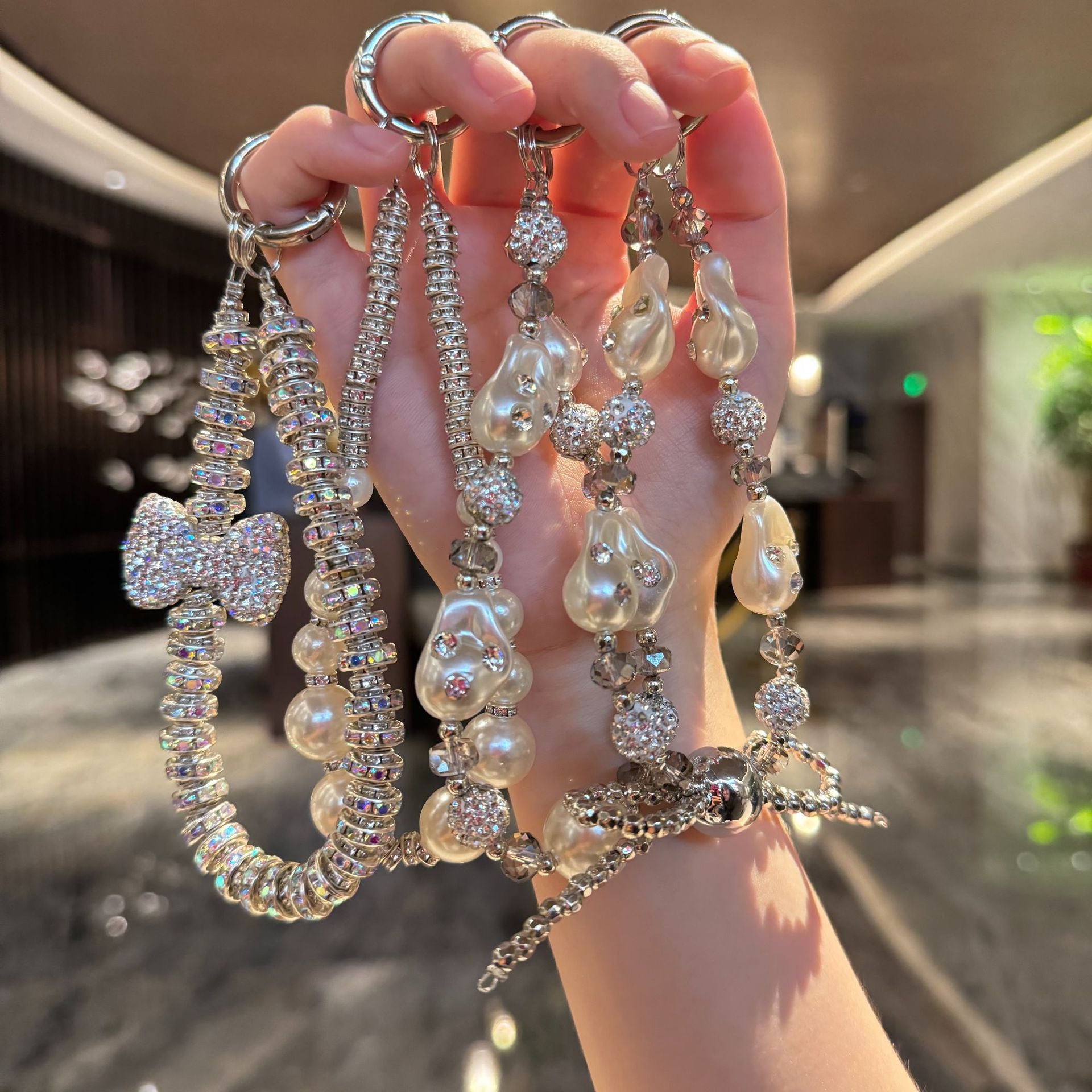 ins high-end super flash diamond keychain pendant versatile anti-drop chain special-shaped pearl bow pendant mobile phone