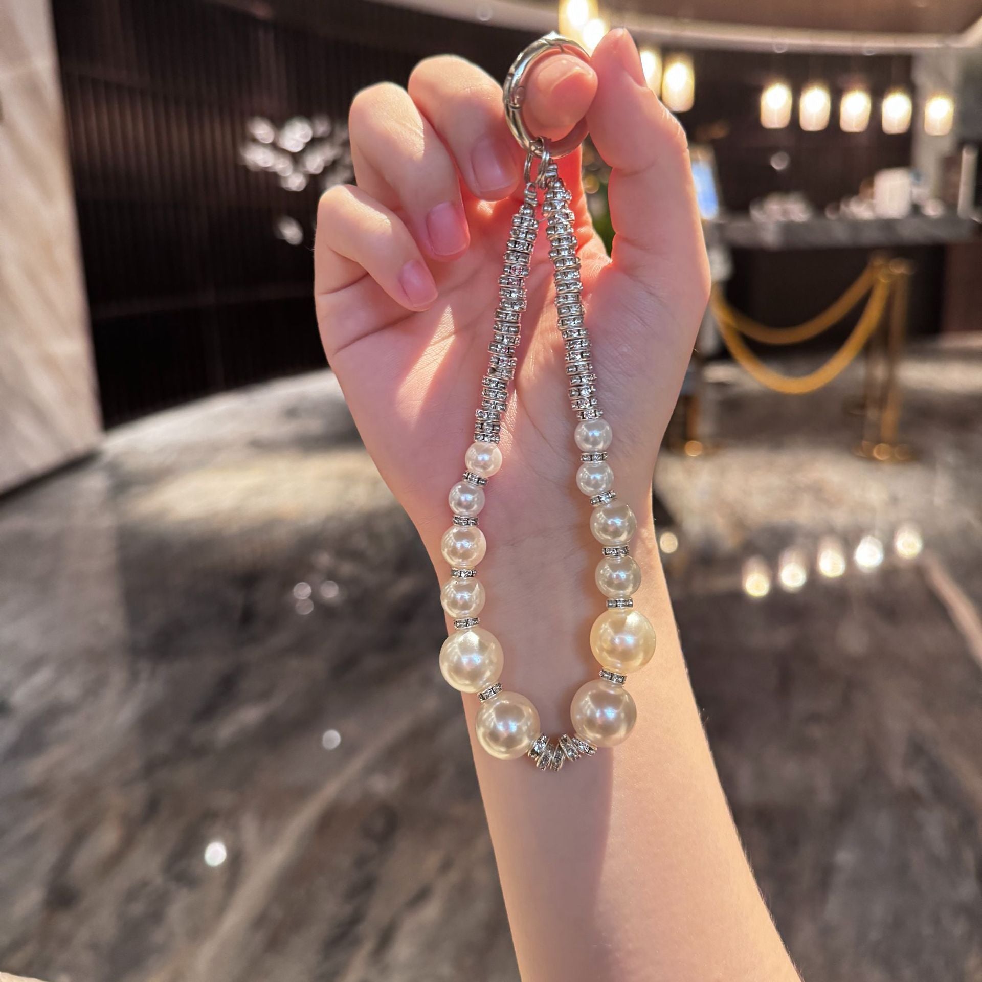 ins high-end super flash diamond keychain pendant versatile anti-drop chain special-shaped pearl bow pendant mobile phone