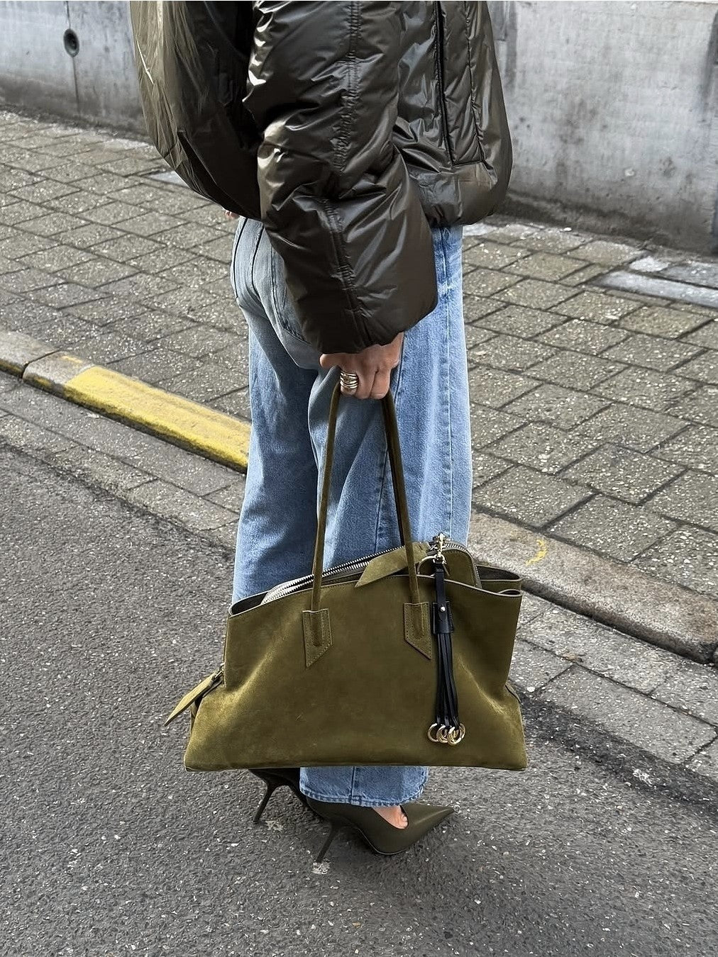 [Full leather inside and outside] the A* top layer cowhide La Passeggiata irregular one-shoulder handbag for women