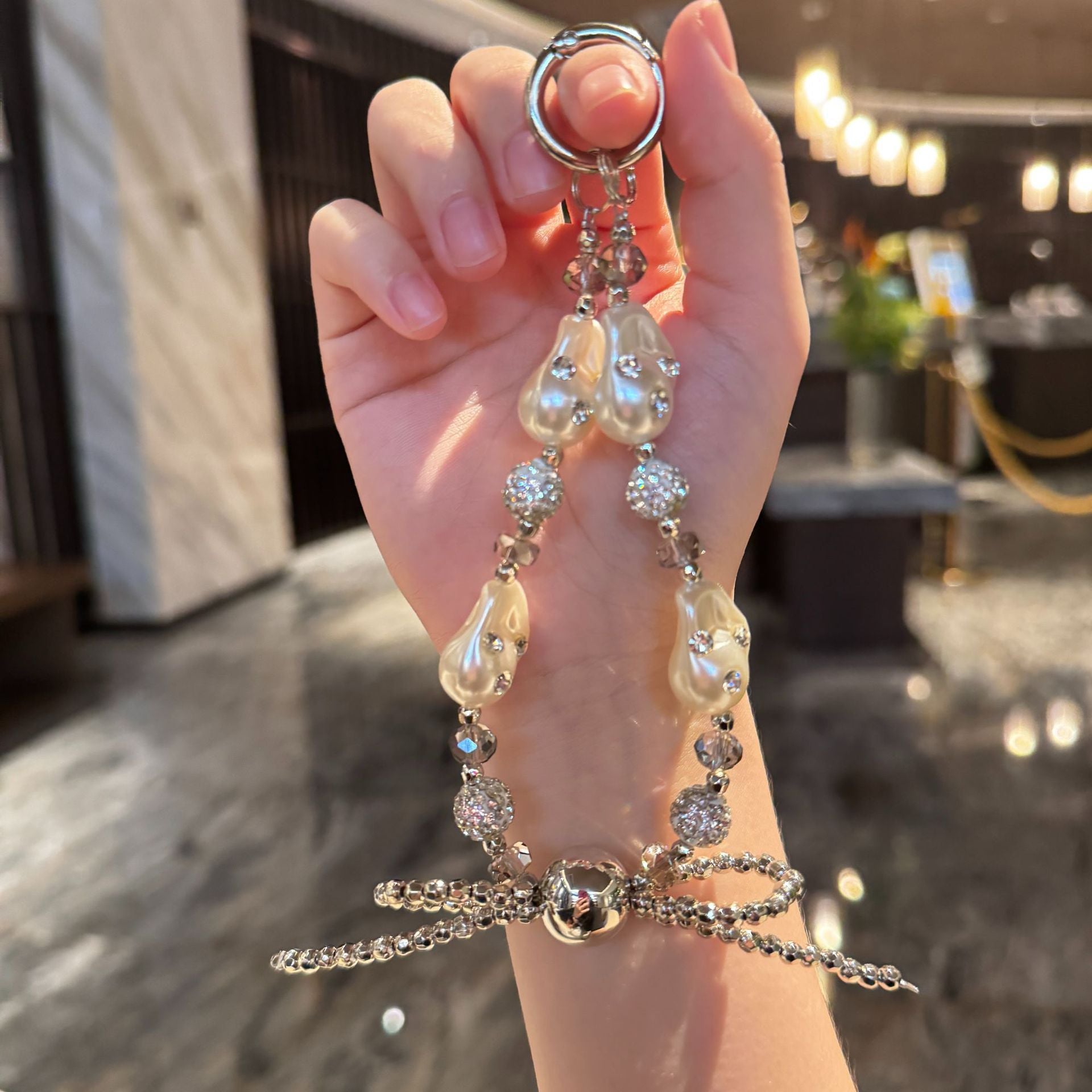 ins high-end super flash diamond keychain pendant versatile anti-drop chain special-shaped pearl bow pendant mobile phone
