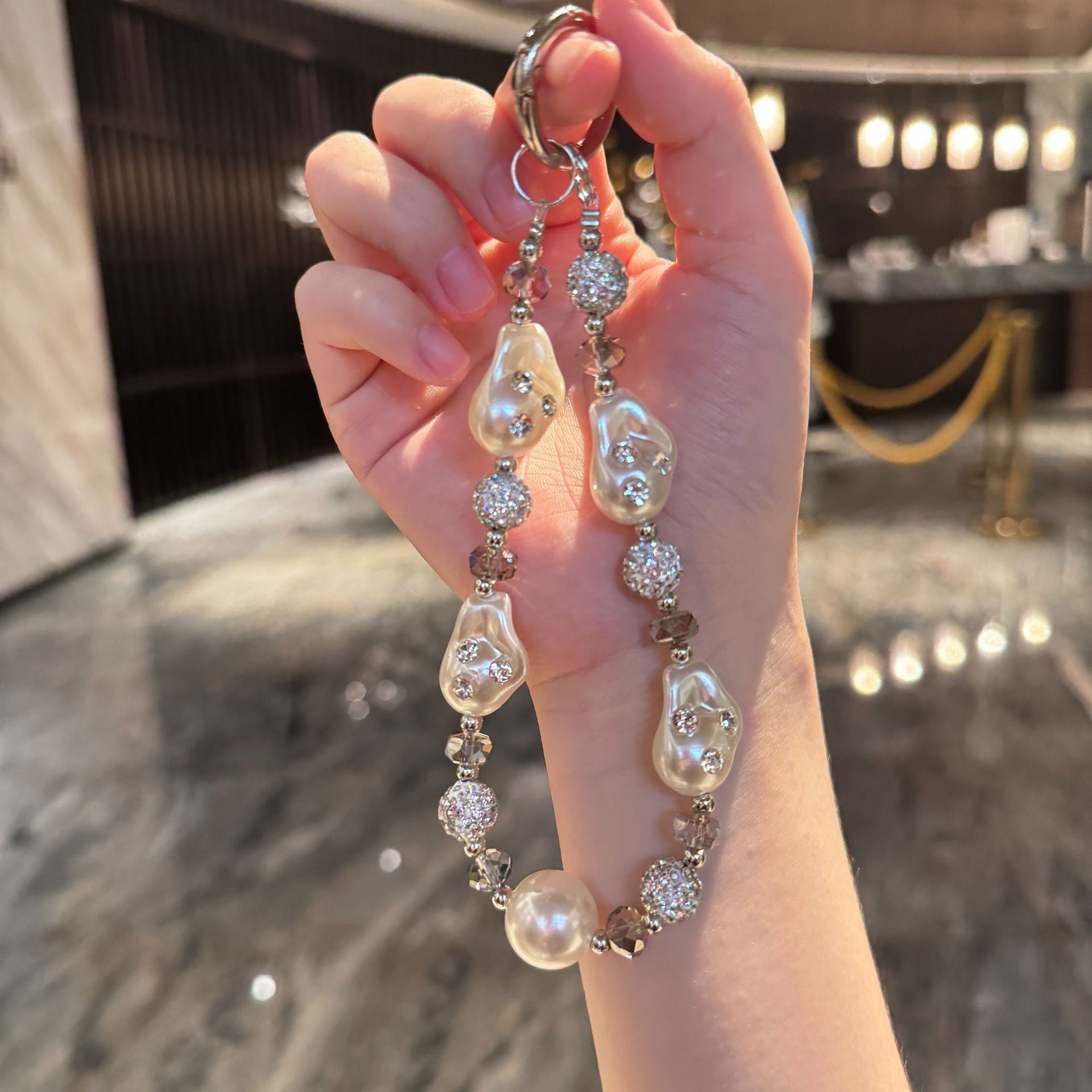 ins high-end super flash diamond keychain pendant versatile anti-drop chain special-shaped pearl bow pendant mobile phone