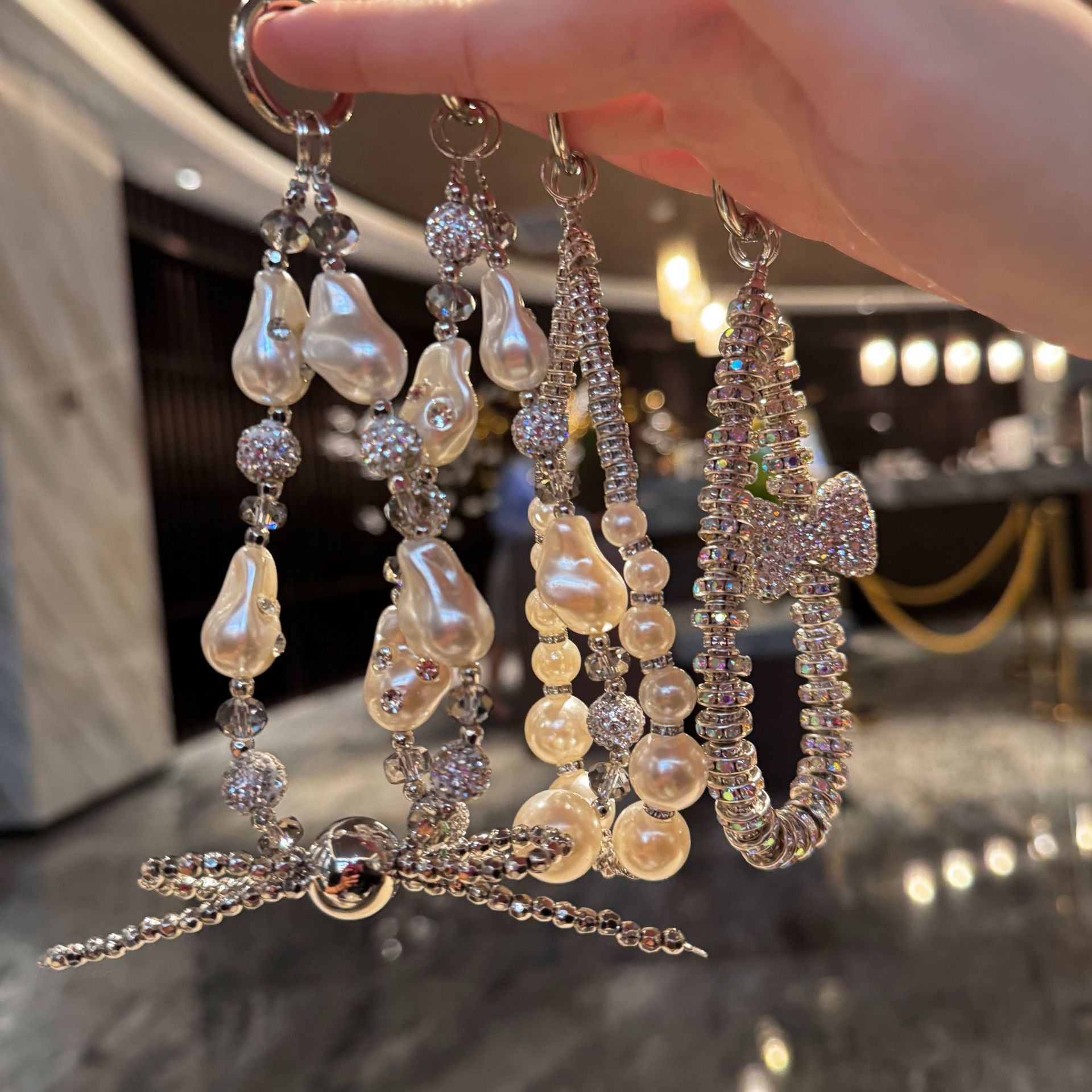 ins high-end super flash diamond keychain pendant versatile anti-drop chain special-shaped pearl bow pendant mobile phone