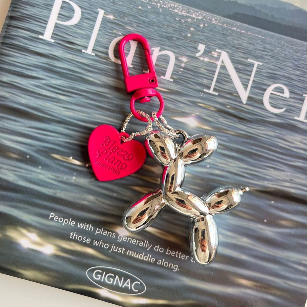 Dopamine rose red with black keychain pendant female Internet celebrity high-end niche handmade balloon dog bag pendant is versatile